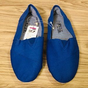 NEW! Blue Women’s Size 7 Flats